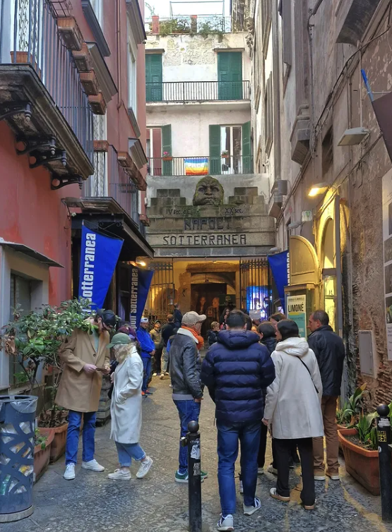Naples Underground: which entrance is which?